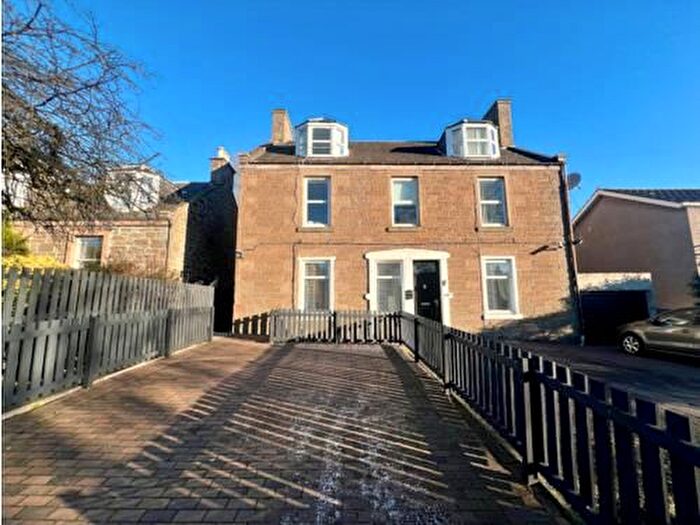 2 Bedroom Maisonette To Rent In Strathmartine Road, Dundee, DD3