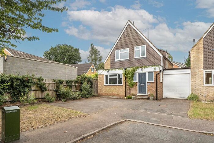 3 Bedroom Detached House For Sale In Field Close, Harpenden, AL5