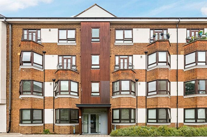 2 Bedroom Flat To Rent In Kew Bridge Court, Strand On The Green, W4