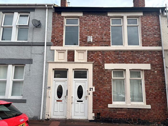 3 Bedroom Flat To Rent In Poplar Crescent, Bensham, Gateshead, Tyne And Wear, NE8