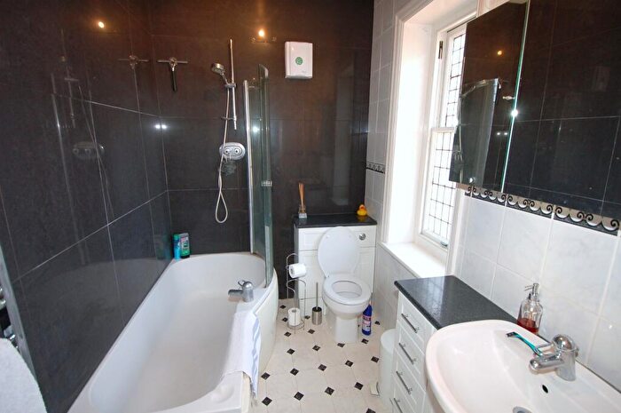 1 Bedroom Flat To Rent In Westwood Road, Windlesham, GU20