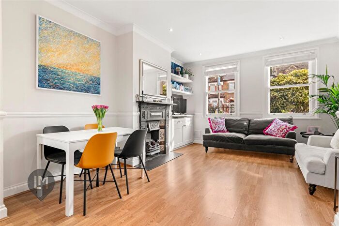 2 Bedroom Flat For Sale In Earlsfield Road, London, SW18