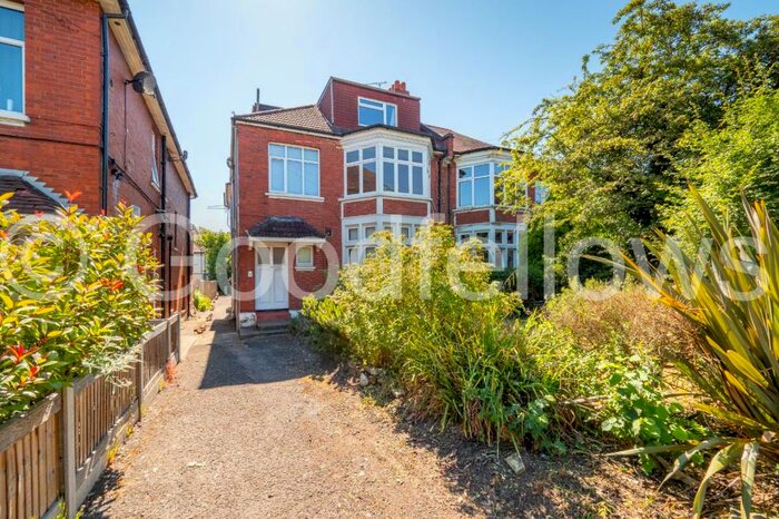 2 Bedroom Apartment To Rent In Park Hill, Carshalton, SM5