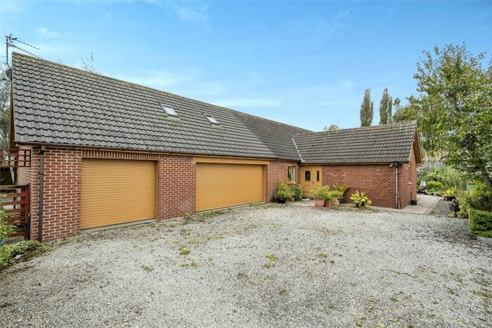 4 Bedroom Bungalow For Sale In Pinfold Lane, Moss, Doncaster, South Yorkshire, DN6