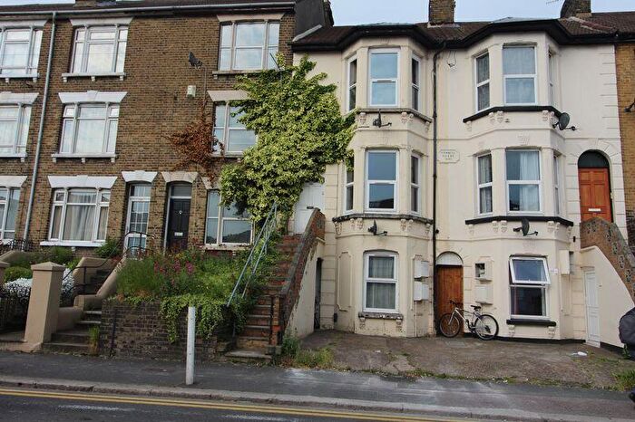 1 Bedroom Flat To Rent In Luton Road, Chatham, ME4