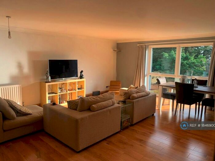 2 Bedroom Flat To Rent In Palmers Green, London, N13