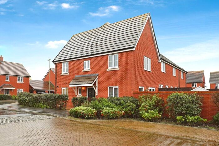 3 Bedroom Link Detached House For Sale In Narrowleaf Drive, Ringwood, Hampshire, BH24