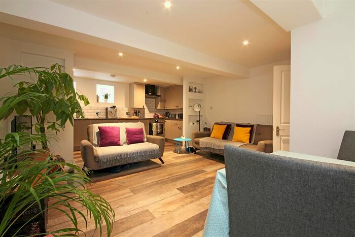3 Bedroom Flat To Rent In Hoyle Road, London, SW17