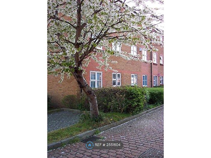 2 Bedroom Flat To Rent In Cadet Drive, London, SE1