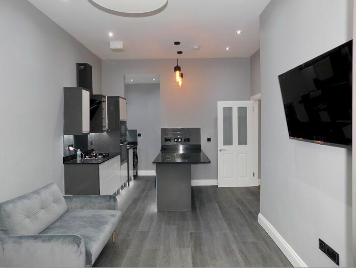 2 Bedroom Flat To Rent In , Crighton Place, Edinburgh, EH7