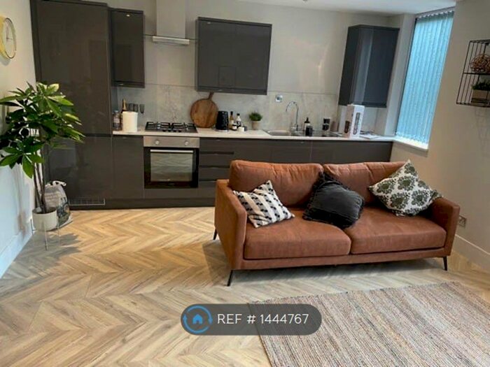 2 Bedroom Flat To Rent In Buckingham Place, High Wycombe, HP13