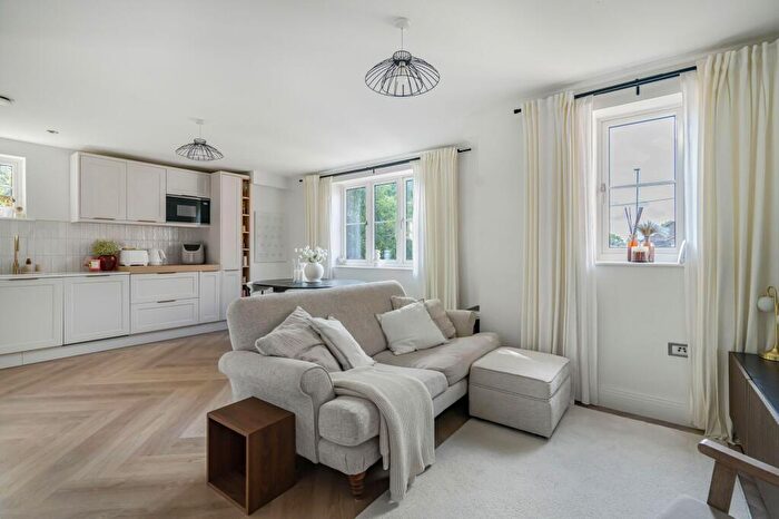 2 Bedroom Flat For Sale In Amersham Road, Hazlemere, HP15