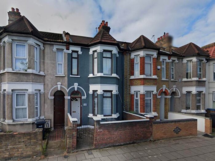 4 Bedroom House To Rent In Green Lane, Ilford, IG1