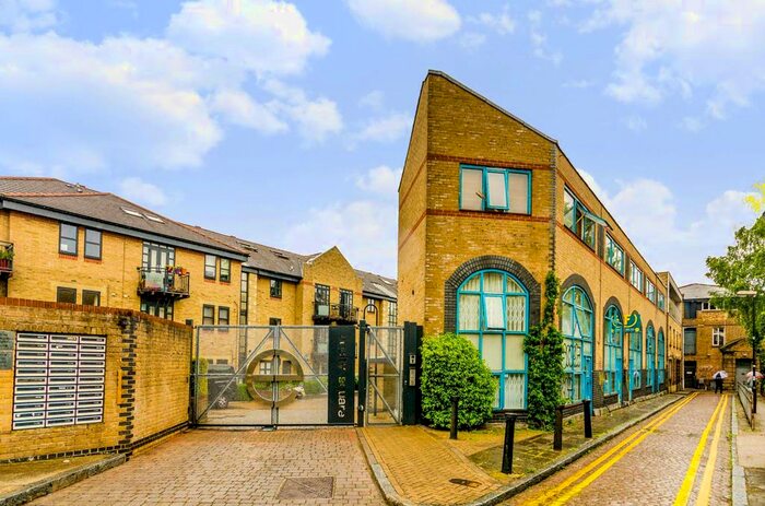 2 Bedroom Maisonette To Rent In Shacklewell Street, Shoreditch, London E2