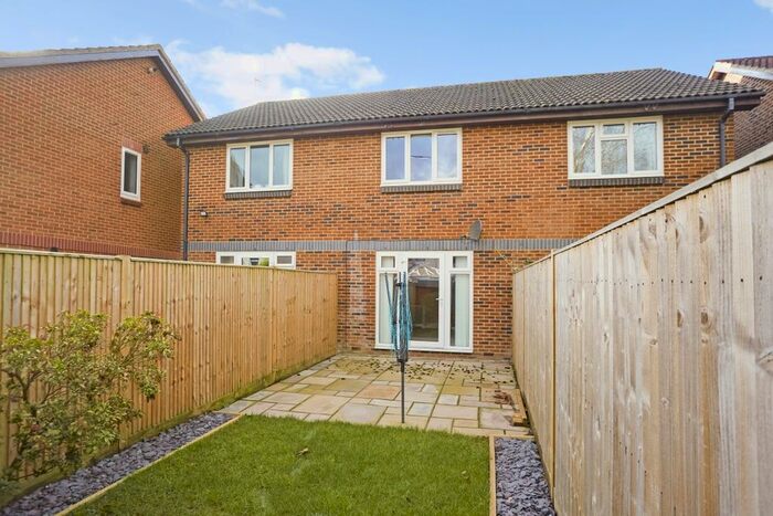 2 Bedroom Flat To Rent In Wordsworth Mead, Redhill RH1