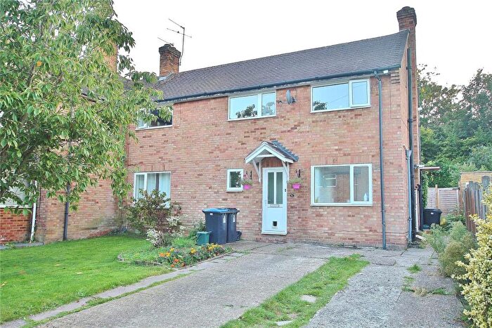 2 Bedroom Maisonette For Sale In Hillside Close, Knaphill, Woking, Surrey, GU21