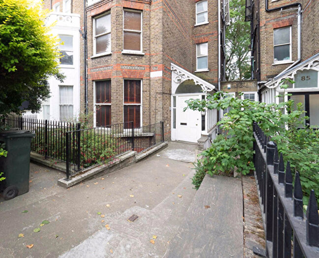 2 Bedroom Apartment To Rent In Fitzjohns Avenue, London, NW3
