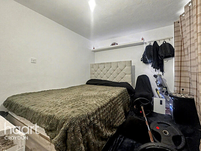 3 Bedroom Semi-Detached House For Sale In Foxearth Road, South Croydon, CR2