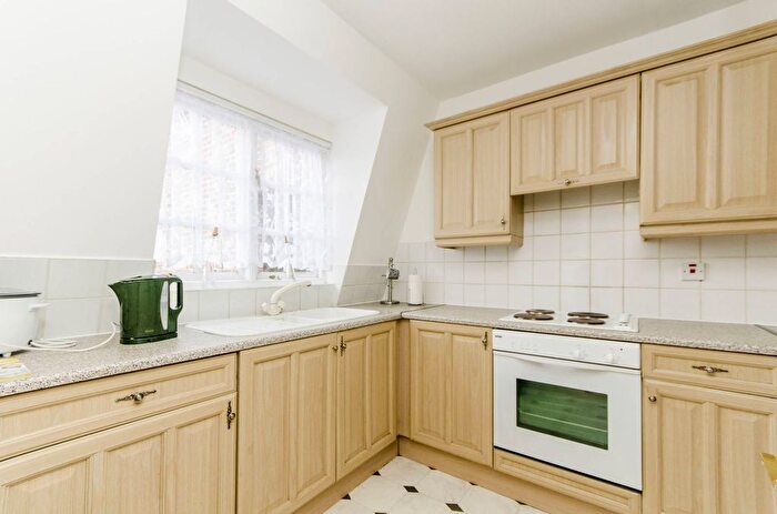 1 Bedroom Flat For Sale In Western Avenue, Ealing, London, W5