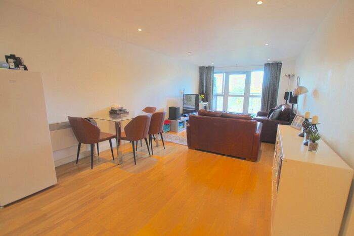 2 Bedroom Flat To Rent In Southgate Road, Islington, N1