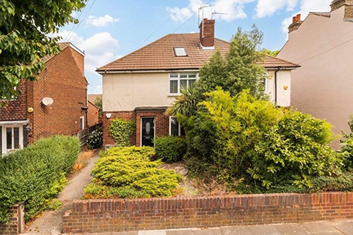 2 Bedroom Maisonette For Sale In Alma Road, London, N10