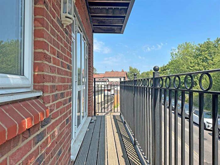 2 Bedroom Flat For Sale In Brook Road, Redhill, RH1
