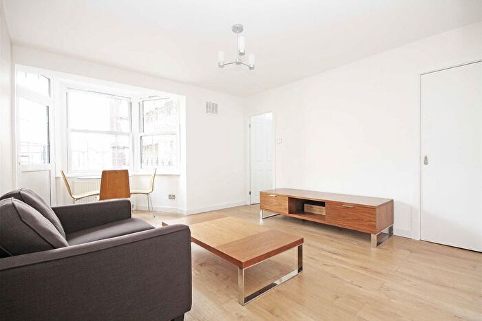 3 Bedroom Flat To Rent In Emlyn Gardens, London, W12