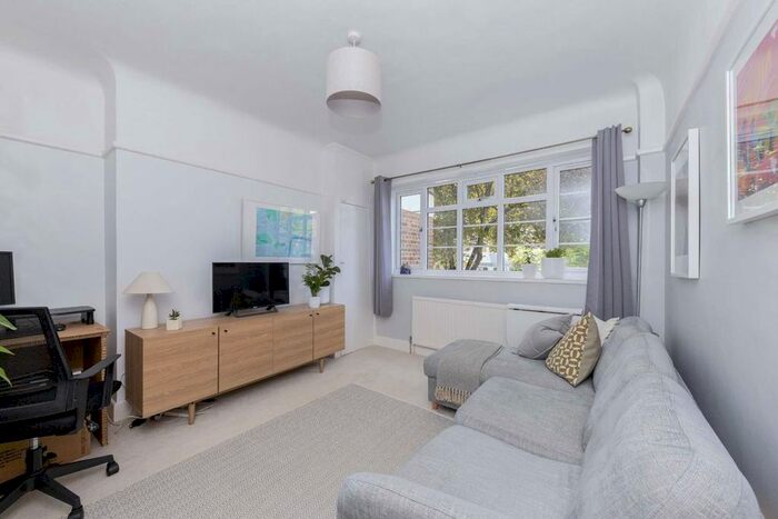 2 Bedroom Flat To Rent In New Park Road, London, SW2