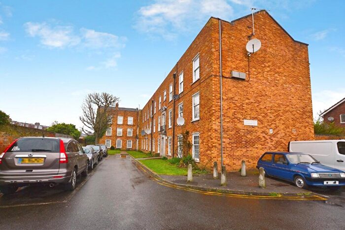 2 Bedroom Flat For Sale In Baker Street, London, EN1