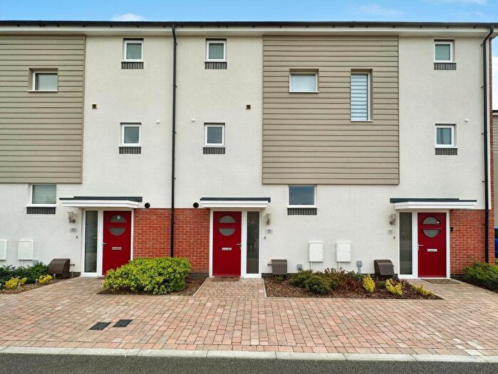 4 Bedroom Town House For Sale In Mayflower Drive, Burton-on-Trent, DE14