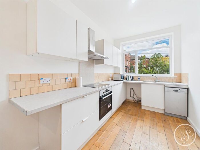 2 Bedroom Flat To Rent In Roundhay Road, Leeds, LS8