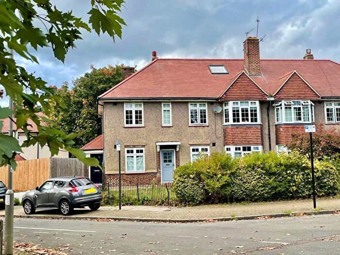 4 Bedroom Flat For Sale In Godley Road, London, SW18