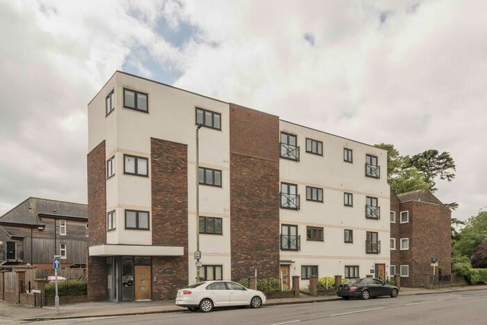 2 Bedroom Flat To Rent In High Street, Egham, TW20