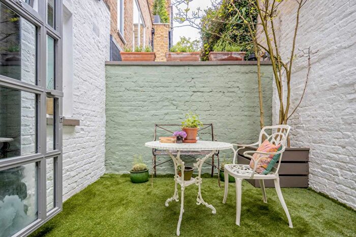 1 Bedroom Flat To Rent In Ledbury Road, Notting Hill, London, W11