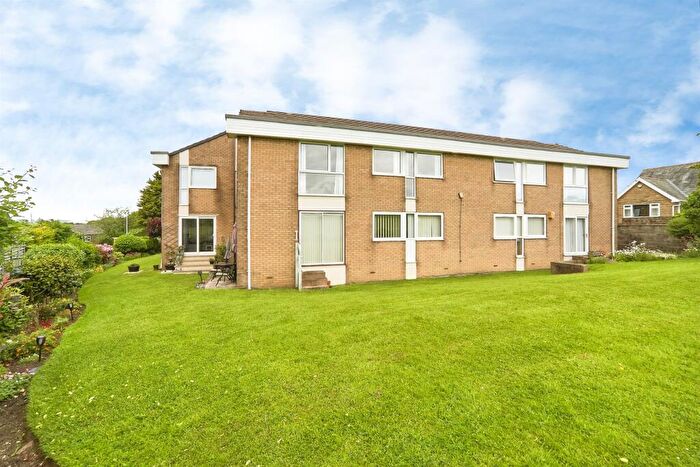 2 Bedroom Flat For Sale In Moorfield Drive, Yeadon, Leeds, LS19