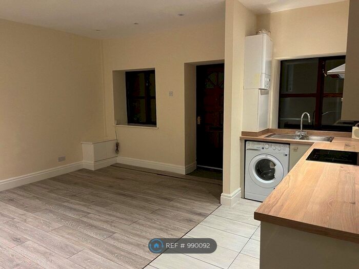 1 Bedroom Flat To Rent In High Street, New Mills, High Peak, SK22