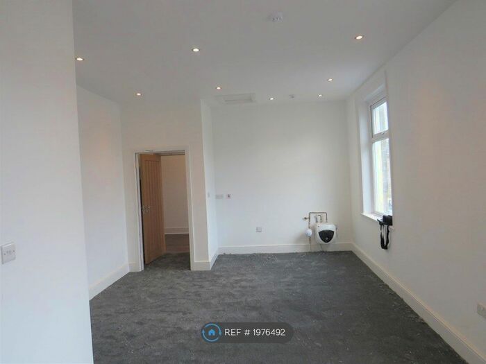 Studio To Rent In Huddersfield Road, Dewsbury, WF13