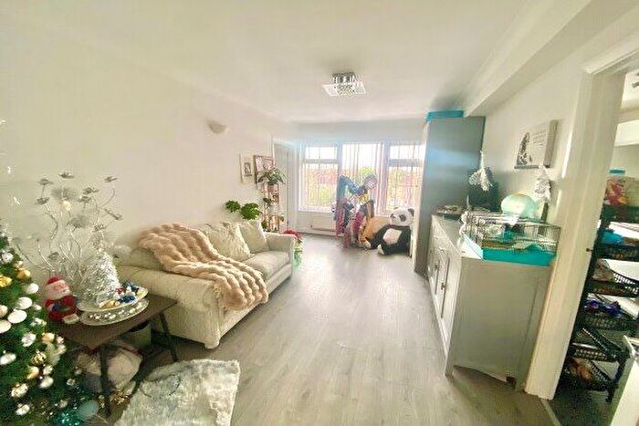 2 Bedroom Flat To Rent In High Road, London, N12