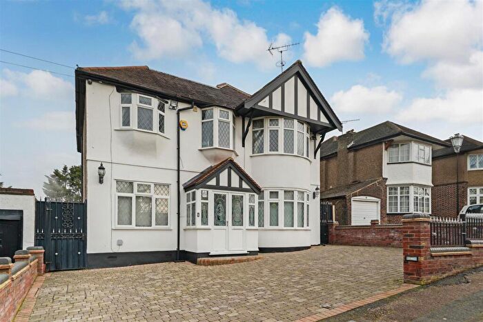 4 Bedroom Detached House To Rent In College Gardens, North Chingford, E4
