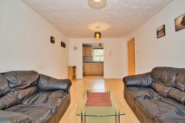 2 Bedroom Flat To Rent In Henley Lodge, Willow Walk, Walthamstow, E17