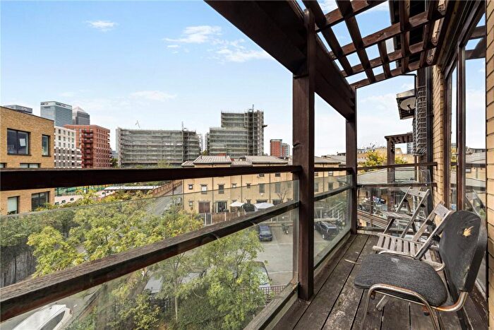 3 Bedroom Apartment To Rent In Ashton Street, London, E14