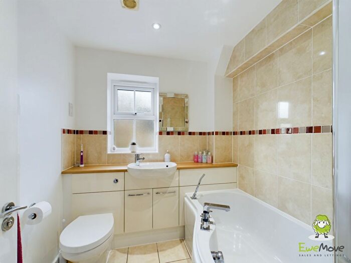 3 Bedroom Town House For Sale In Avington Way, Sherfield-On-Loddon, Hook, Hampshire, RG27