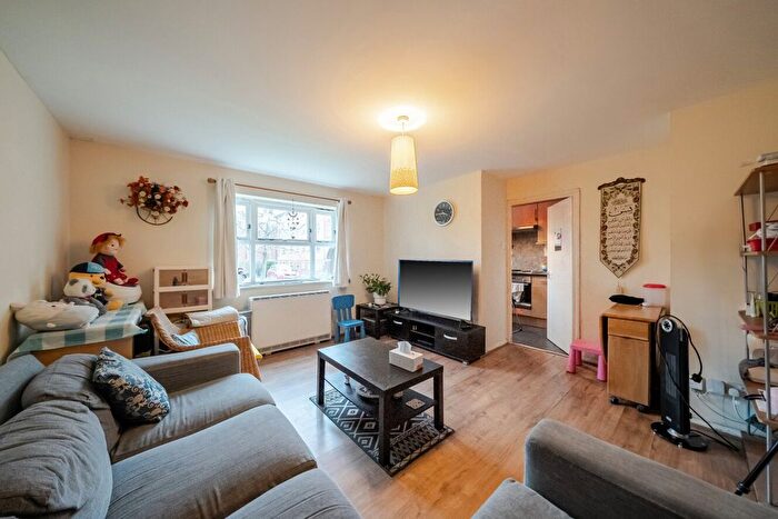 2 Bedroom Flat For Sale In Massingberd Way, Tooting Bec, London, SW17
