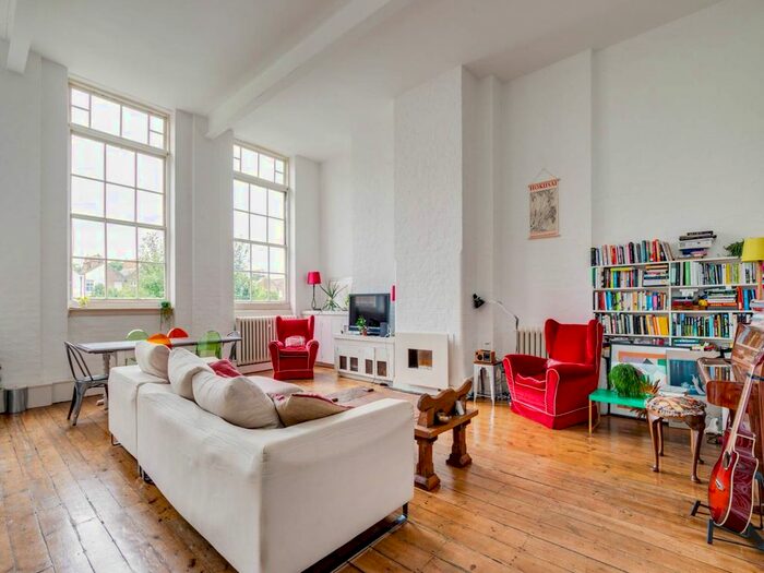 3 Bedroom Flat To Rent In Burns Road, London, SW11