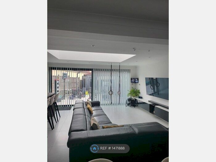 7 Bedroom Semi-Detached House To Rent In Sudbury Heights Avenue, Greenford, UB6