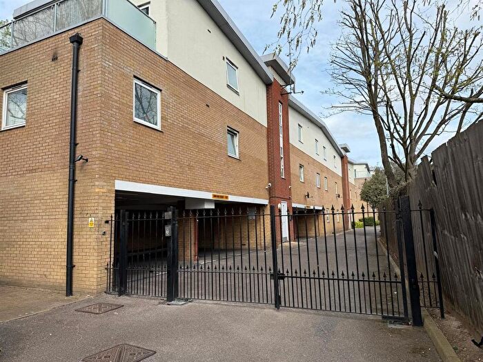 1 Bedroom Flat For Sale In Chamberlain Close, Ilford, IG1