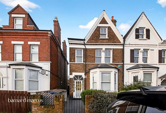 3 Bedroom Maisonette For Sale In Ballards Lane, London, N3