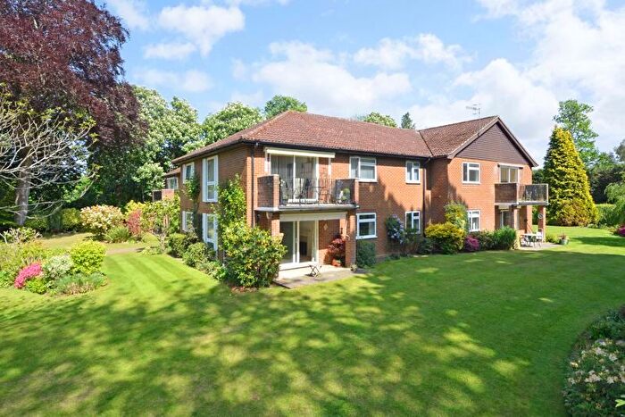 3 Bedroom Flat For Sale In Knowle Lane, Cranleigh, GU6