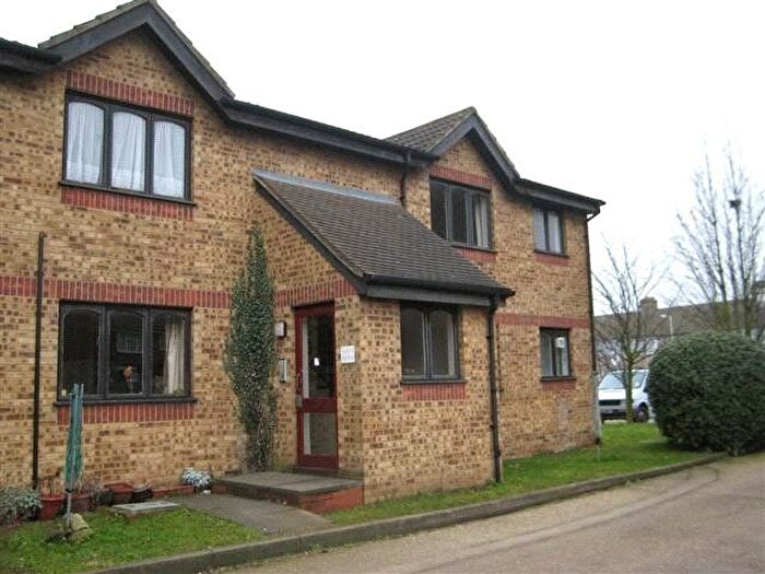 1 Bedroom Flat To Rent In Vignoles Road, Romford, Essex, RM7