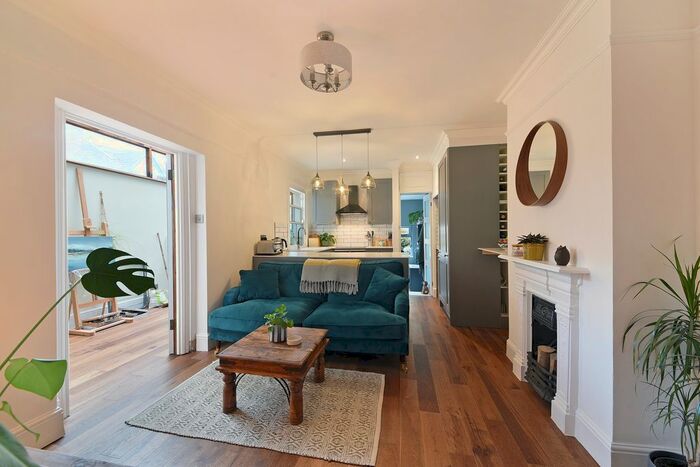 2 Bedroom Flat To Rent In Penwith Road, London, SW18